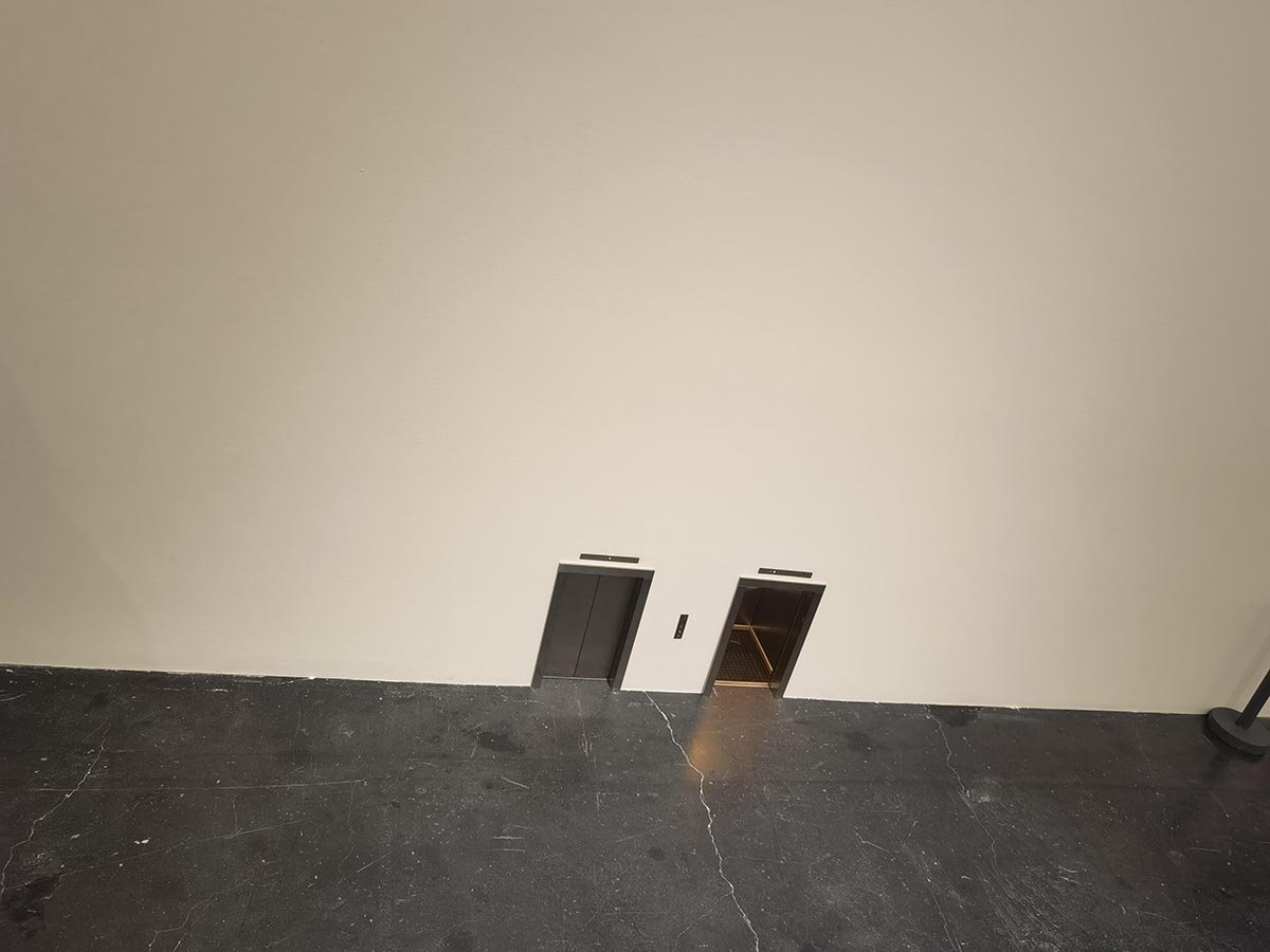 images/art/2021-12-19 莫瑞吉奥卡特兰 最后的审判/16.jpg